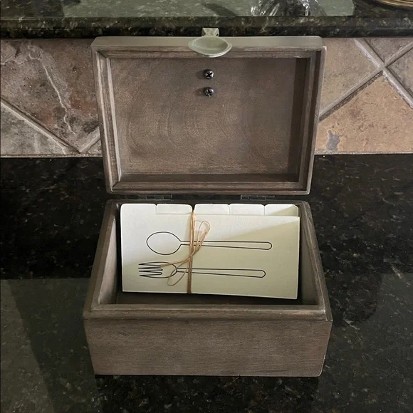 Vintage Spoon Recipe Box - Picture 2 of 4